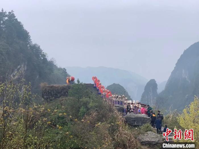 湘西德夯苗寨问天台景区，身着苗族盛装的苗家姑娘摆上拦门酒迎接各方游客。　鲁毅 摄