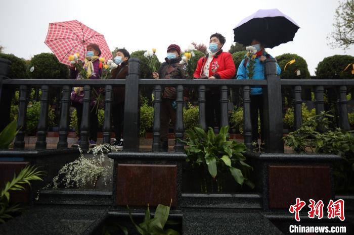 清明将至，南京民众以鲜花代替纸钱进行无烟祭扫，以环保文明的祭扫方式追思亲人。　泱波 摄