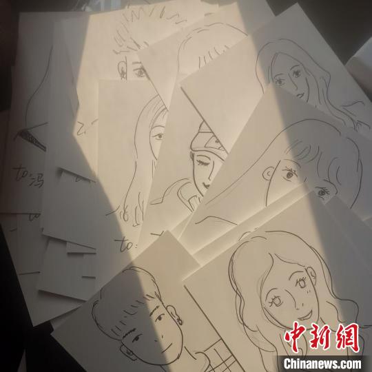 浙江高校辅导员为学生手绘的漫画肖像。　王美汀 摄