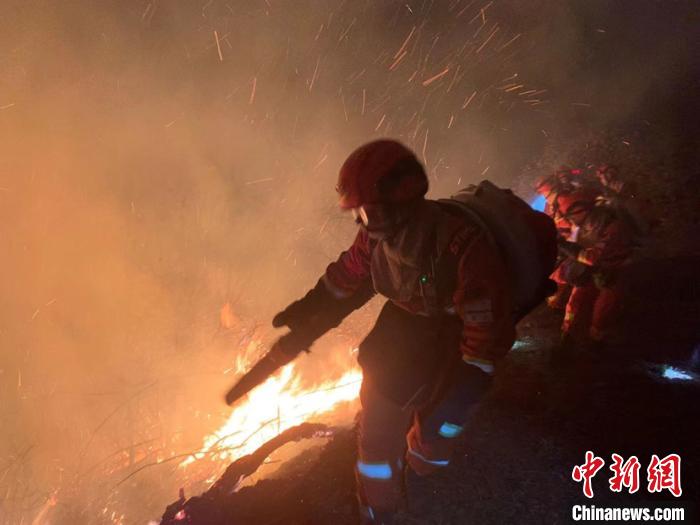 图为森林消防在火场扑救火灾。　昆明市森林消防支队供图 摄