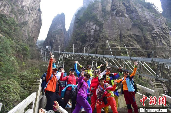 游客在黄山西海大峡谷合影 蔡季安 摄