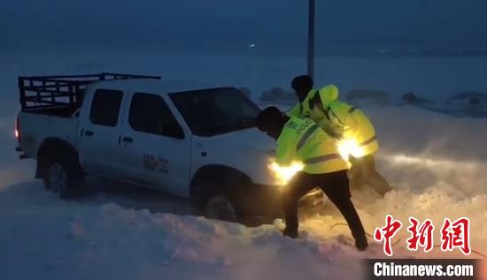 阿勒泰地区连日降雪，交警救援被困车辆。　阿勒泰交警支队提供 摄