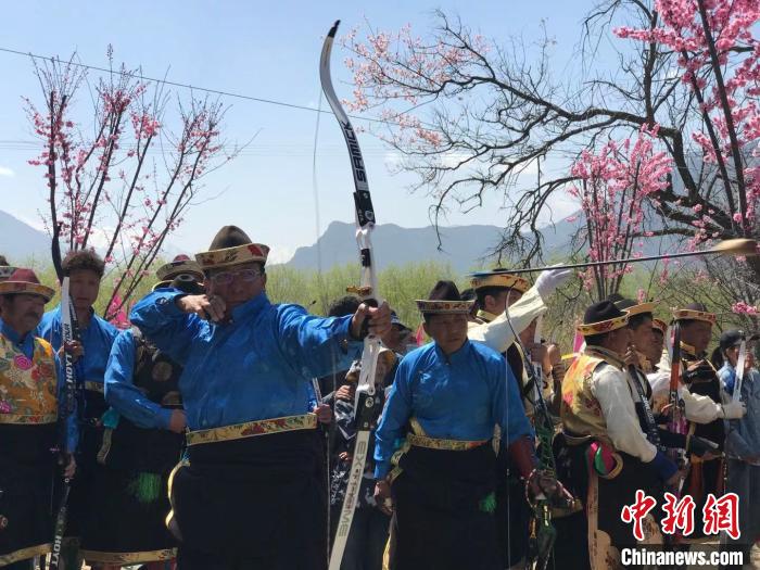 3月27日，2021西藏林芝第十九届桃花旅游文化节开幕，工布响箭比赛吸引了众多游客观看。　冉文娟 摄