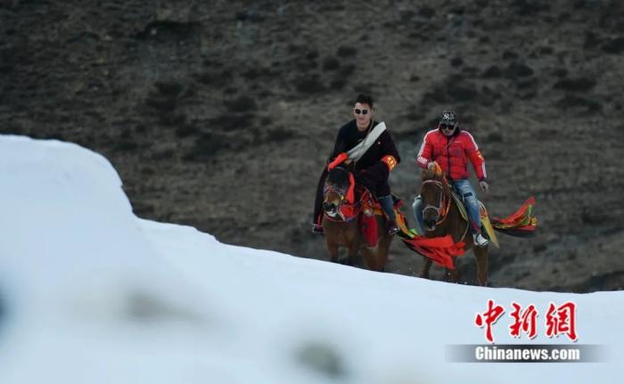 巡护队队员骑马过雪地。刘忠俊 摄