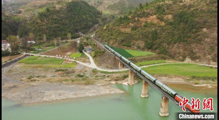 体检列车行驶在宝成铁路崇山峻岭间 。　陈喆 摄