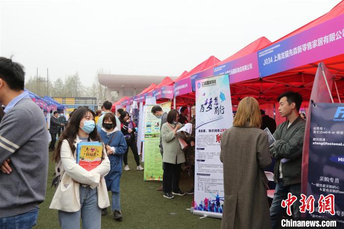 3月31日，上海市2021届高校毕业生春季校园招聘会暨少数民族毕业生专场招聘会在上海第二工业大学启动。上海第二工业大学供图