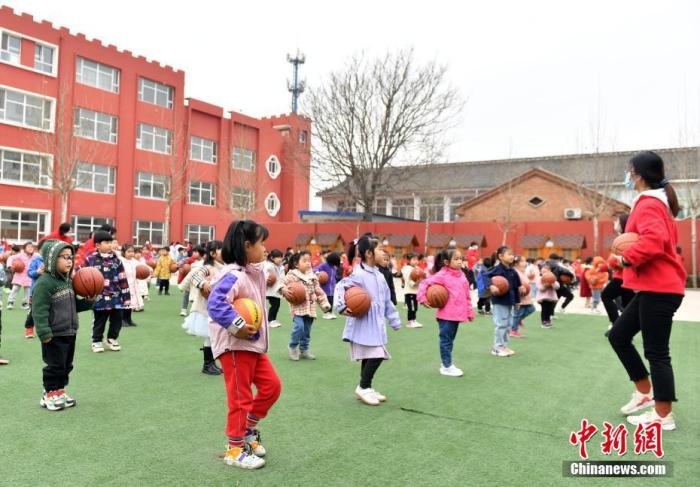 图为3月18日，北京市六一幼儿院雄安院区学生们正在进行课间活动。
中新社记者 韩冰 摄