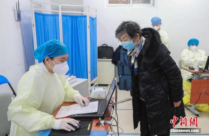 3月18日，一位66岁老人在建国门街道体育中心接种点登记个人信息。目前，北京市已经为部分有接种需求且身体基础状况较好的60岁及以上老年人接种新冠疫苗。 中新社记者 贾天勇 摄