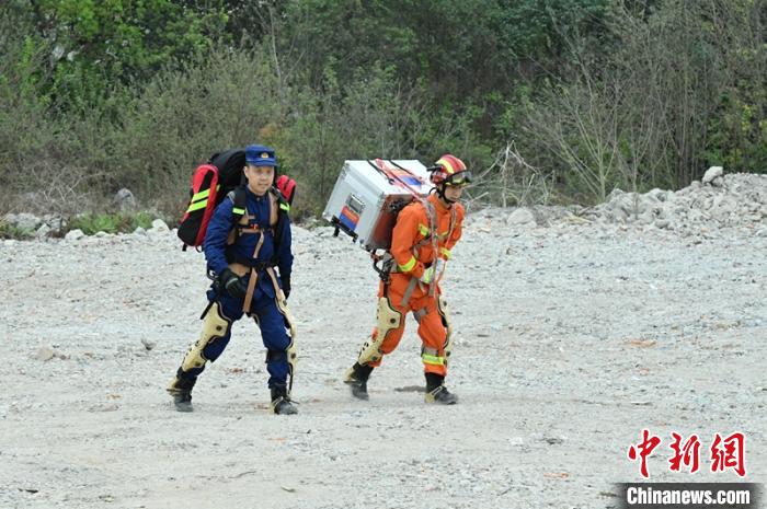 救援人员首次穿戴单兵机械外骨骼参与演练。　刘忠俊 摄