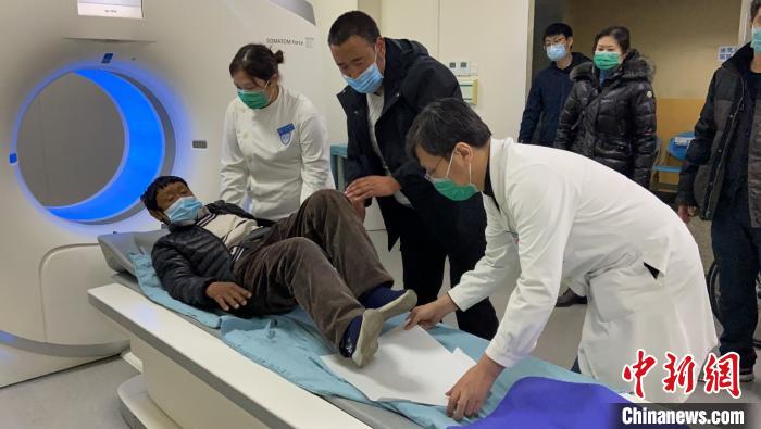 图为患者正在接受CT检查。　中国留学人才基金会 摄