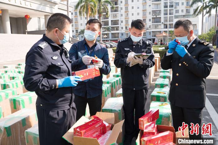 图为民警清点涉案香烟。　林朱家麟 摄