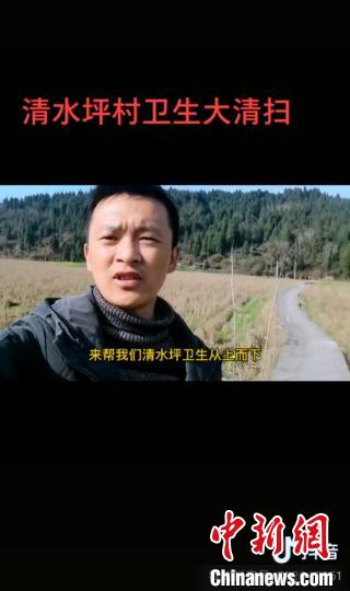 “网红支书”覃利军用短视频治理扮靓苗乡 瞿云 摄