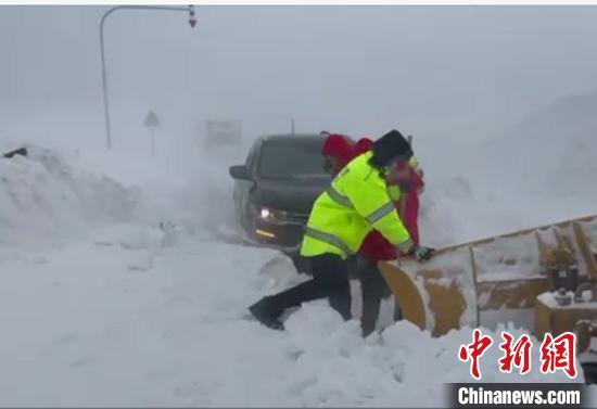 阿勒泰地区连日降雪，部分路段积雪齐腰，交警救援被困车辆。　阿勒泰交警支队提供 摄