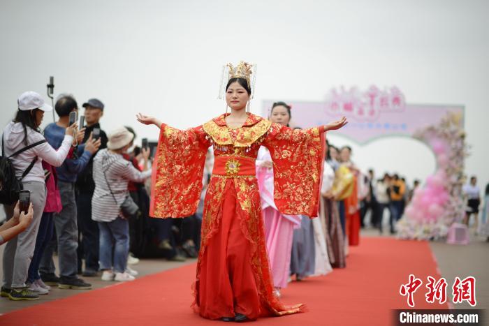 建筑女工“T台秀”打卡珠海“网红步道” 吴羊佩 摄