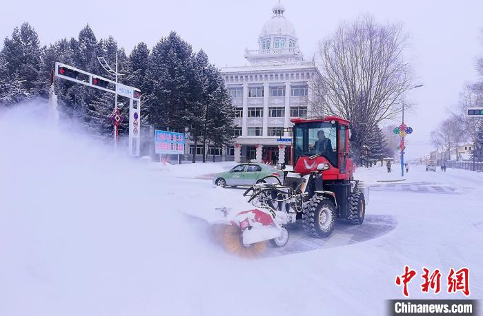 环卫工人驾清雪机械清理道路积雪。冯宏伟 摄