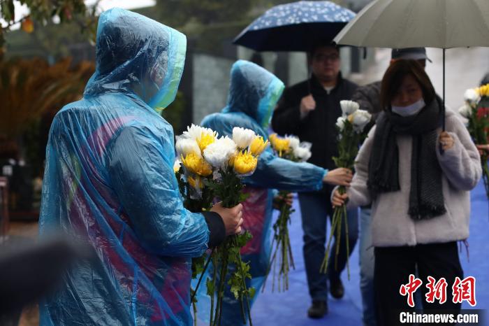 清明将至，南京民众以鲜花代替纸钱进行无烟祭扫，以环保文明的祭扫方式追思亲人。　泱波 摄