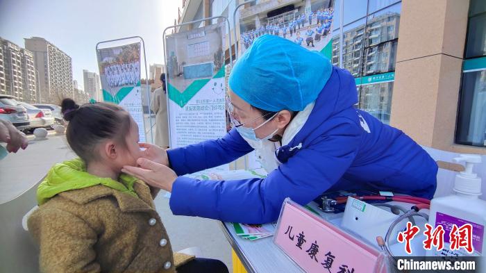 银川市康复中心儿童康复科医生为儿童进行听力语言检查。　高斯琪 摄