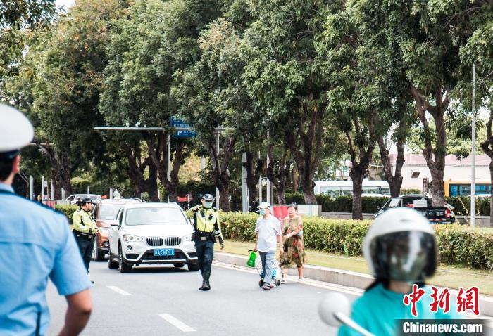 三亚交警路管员在路面执法。三亚交警供图