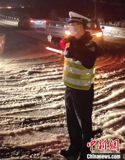 高速交警对滞留在现场的小型车辆进行分流。高速交警供图