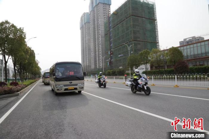 图为汉警护送医护人员 张春红 摄