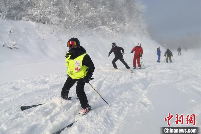 滑雪爱好者在雪道上享受松软雪质 王成 摄