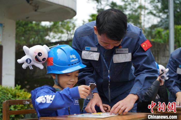 国旗巡线班在隘口小学举办运动会，和孩子们一同完成既定项目。　易欢 摄