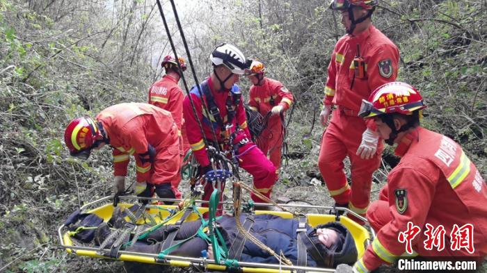 消防翼龙山岳救援队准备使用绳降方式将伤者送往山下。德阳消防提供