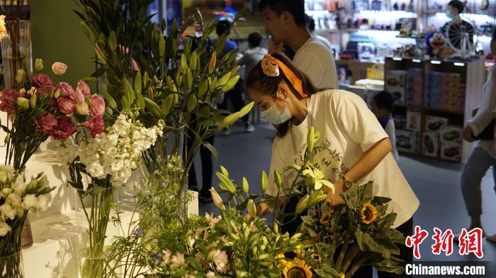 女性市民在花店内为自己购买鲜花。　莫德令 摄