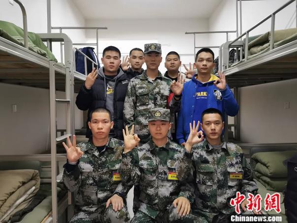 乔莲畤(前排右一)在桂林某训练基地与战友们的合影。吴潇冰 摄