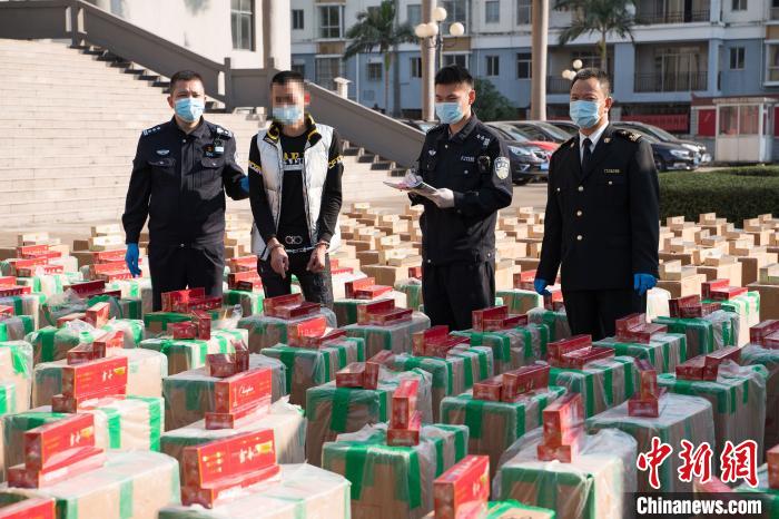 图为犯罪嫌疑人指认涉案香烟。　林朱家麟 摄