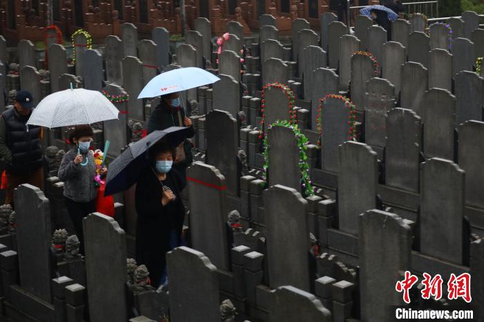 清明将至，南京民众以鲜花代替纸钱进行无烟祭扫，以环保文明的祭扫方式追思亲人。　泱波 摄