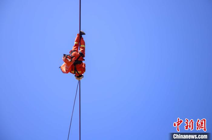 图为森林消防员进行高空绳索横渡训练 卢文锋 摄