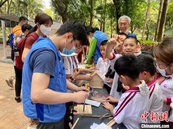 广州的学生在动物园参加保护鸟类相关活动。广州动物园 供图