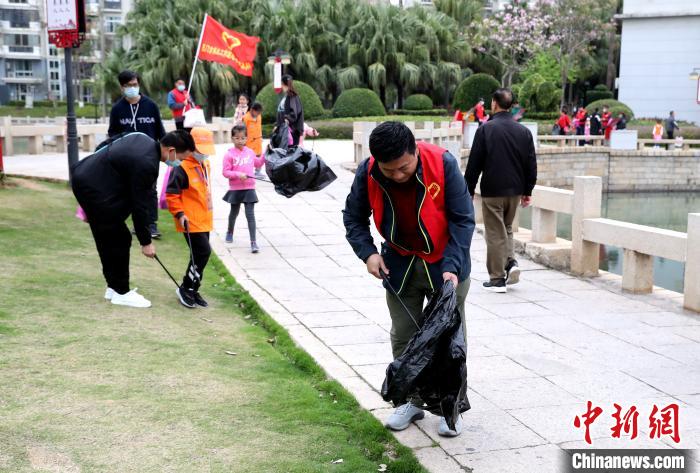 志愿者用双手美化城市家园。　杨伏山 摄