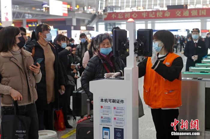 资料图：旅客在铁路上海虹桥站验票上车。 殷立勤 摄