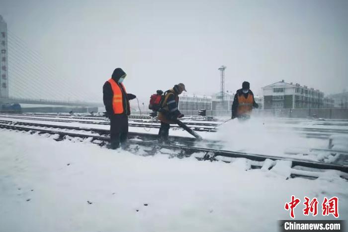 哈铁工作人员在清除线路积雪 哈铁供图