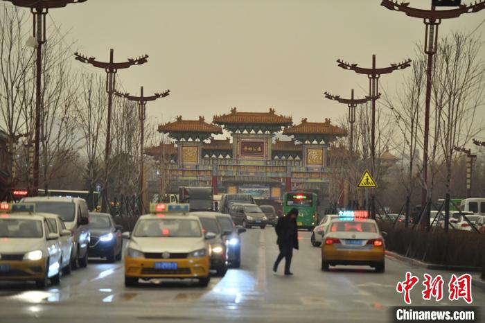 吉林首迎沙尘天，城市昏黄如夜。 张瑶 摄