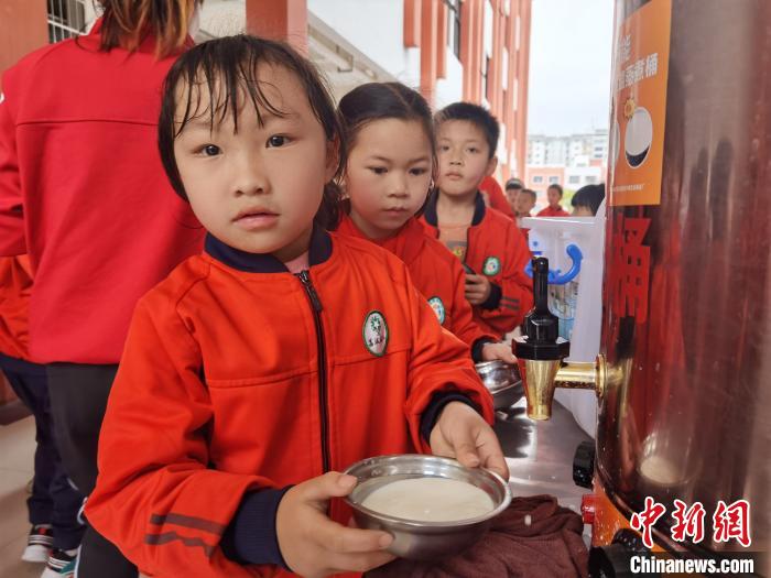 图为荔波县第五小学学生自取牛奶。　周燕玲 摄