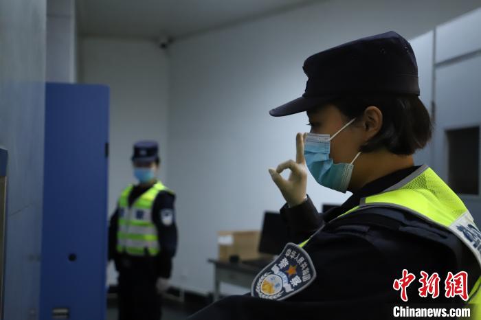 图为女警们检查货物。德宏边境管理支队供图