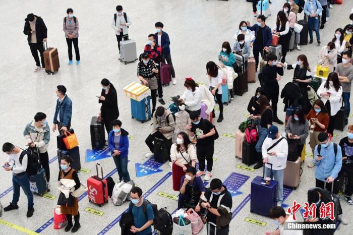 资料图：2月6日，广东省深圳市深圳北站，旅客在站内排队候车。 中新社记者 陈文 摄