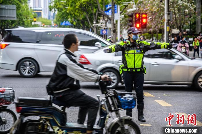 骑警队员在街头疏导交通。　李南轩 摄