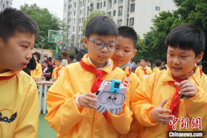 图为：学生展示自己制作的“基于KOI的人脸识别防近视提醒器”。　叶秋云 摄