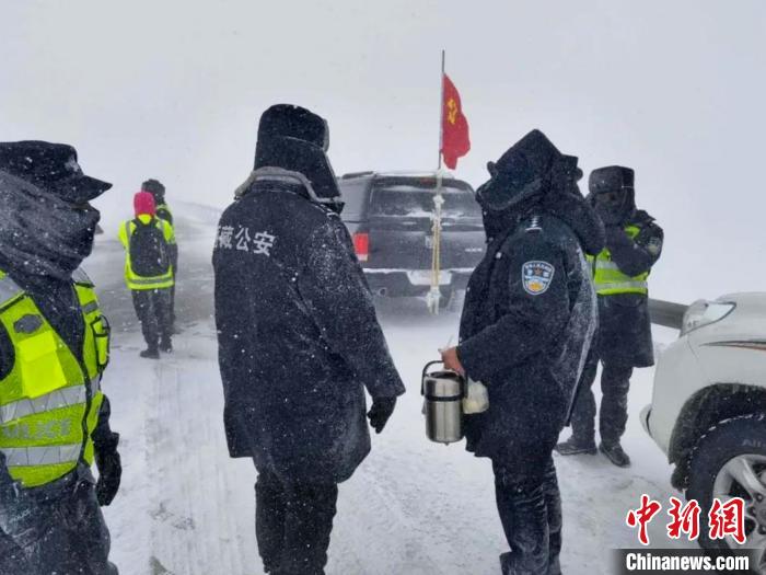 图为西藏安多民警在国道109线唐古拉山段开展除雪保通工作。安多县公安局 供图