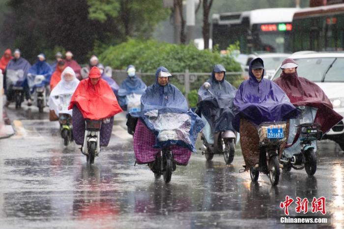 资料图：市民在雨中出行。
中新社记者 韦亮 摄