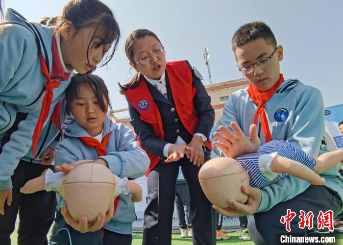 图为兰州市小学生在救援中心专业人员指导下练习急救技能。　闫姣 摄