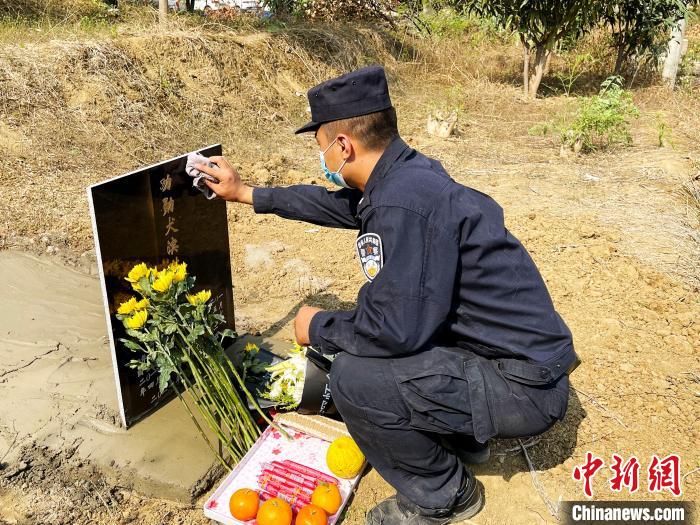 图为民警送别功勋犬滨哒。　曼海边境检查站提供 摄