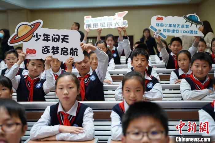 航天科研走进小学生课堂，也启发了孩子们的航天梦想。　李秋雨 摄