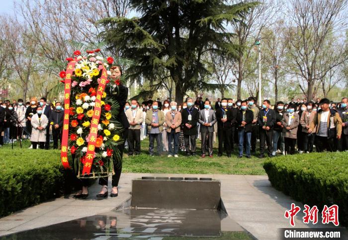 4月8日，在山东枣庄台儿庄大战无名英雄墓前，民众献花祭英烈。　孙宏瑗 摄