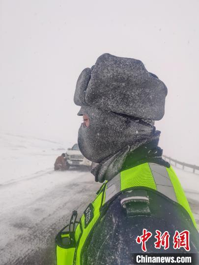 4月1日以来，国道109线西藏安多段出现大雪天气。安多县公安局 供图