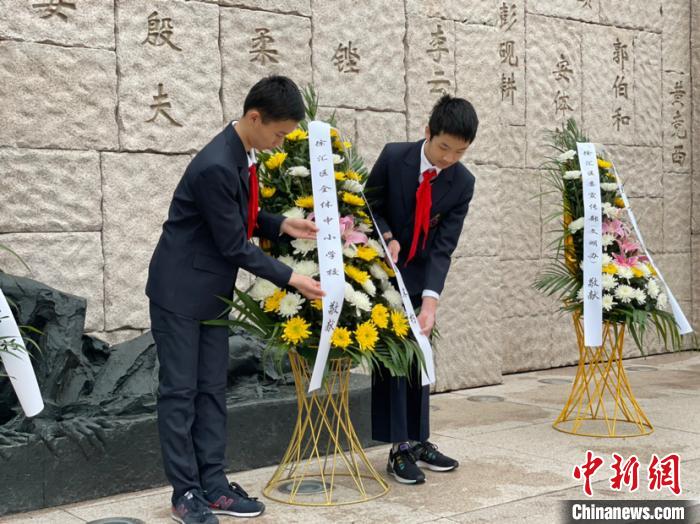 未成年人“清明祭英烈”主题教育活动。　郑莹莹 摄